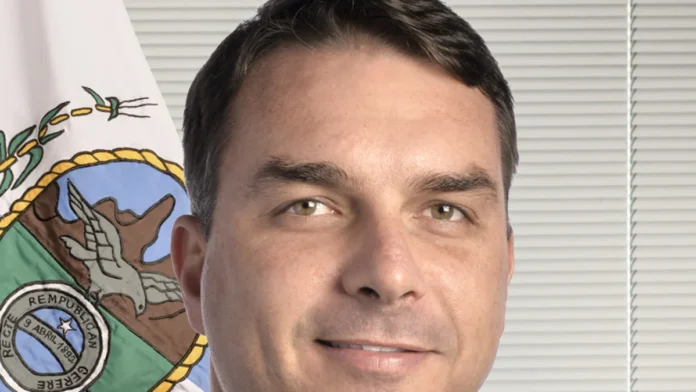 Flávio Bolsonaro participa de motociata no RJ e propõe mudanças ambientais